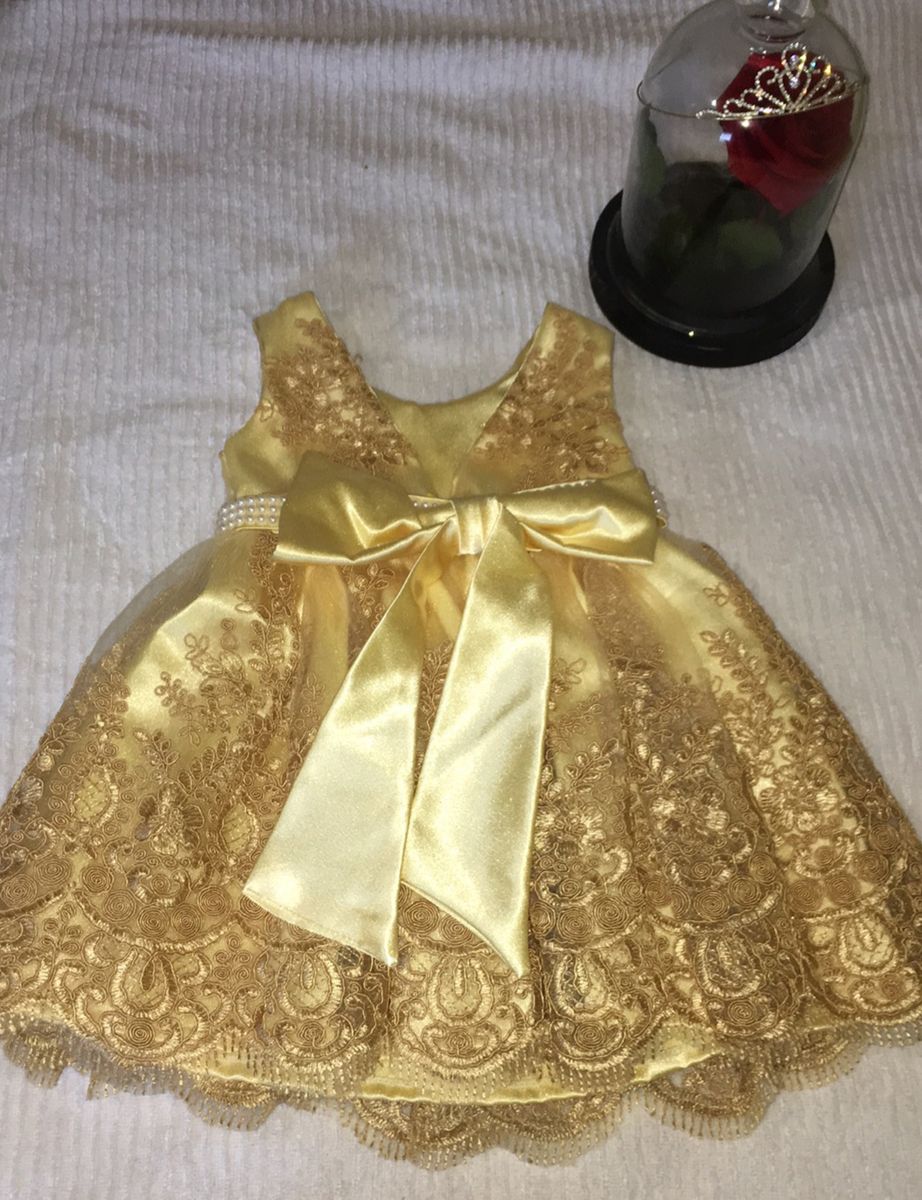 vestido dourado para bebe