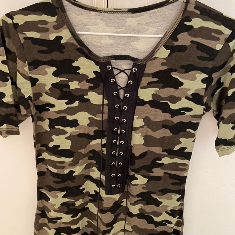 Vestido com best sale estampa de exercito