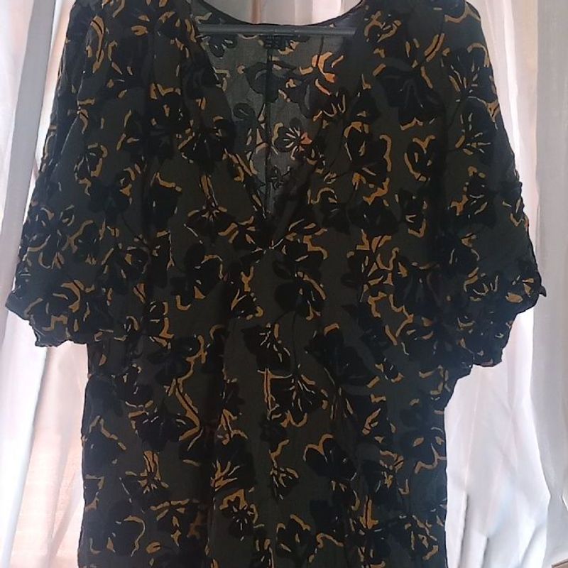 Vestido Manga Curta, Gola V, Vestido Curto, Fundo Verde com Flores