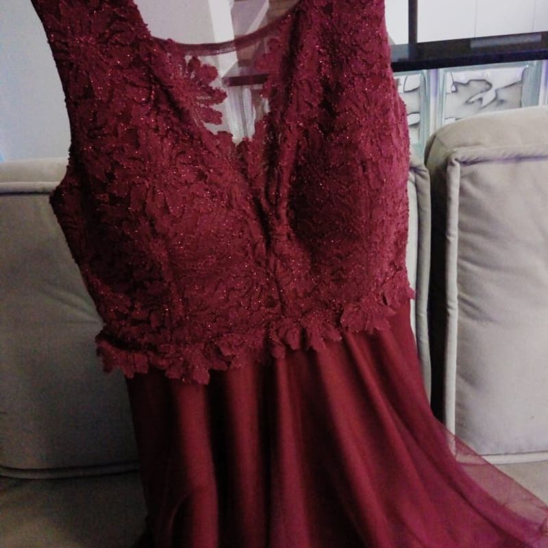 Vestido na cor marsala hot sale curto