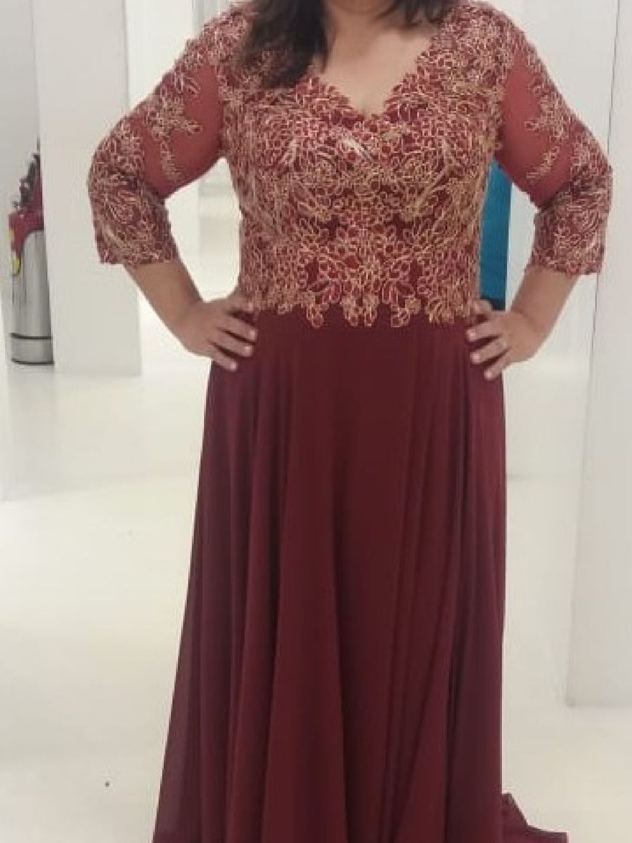 vestido marsala com renda dourada