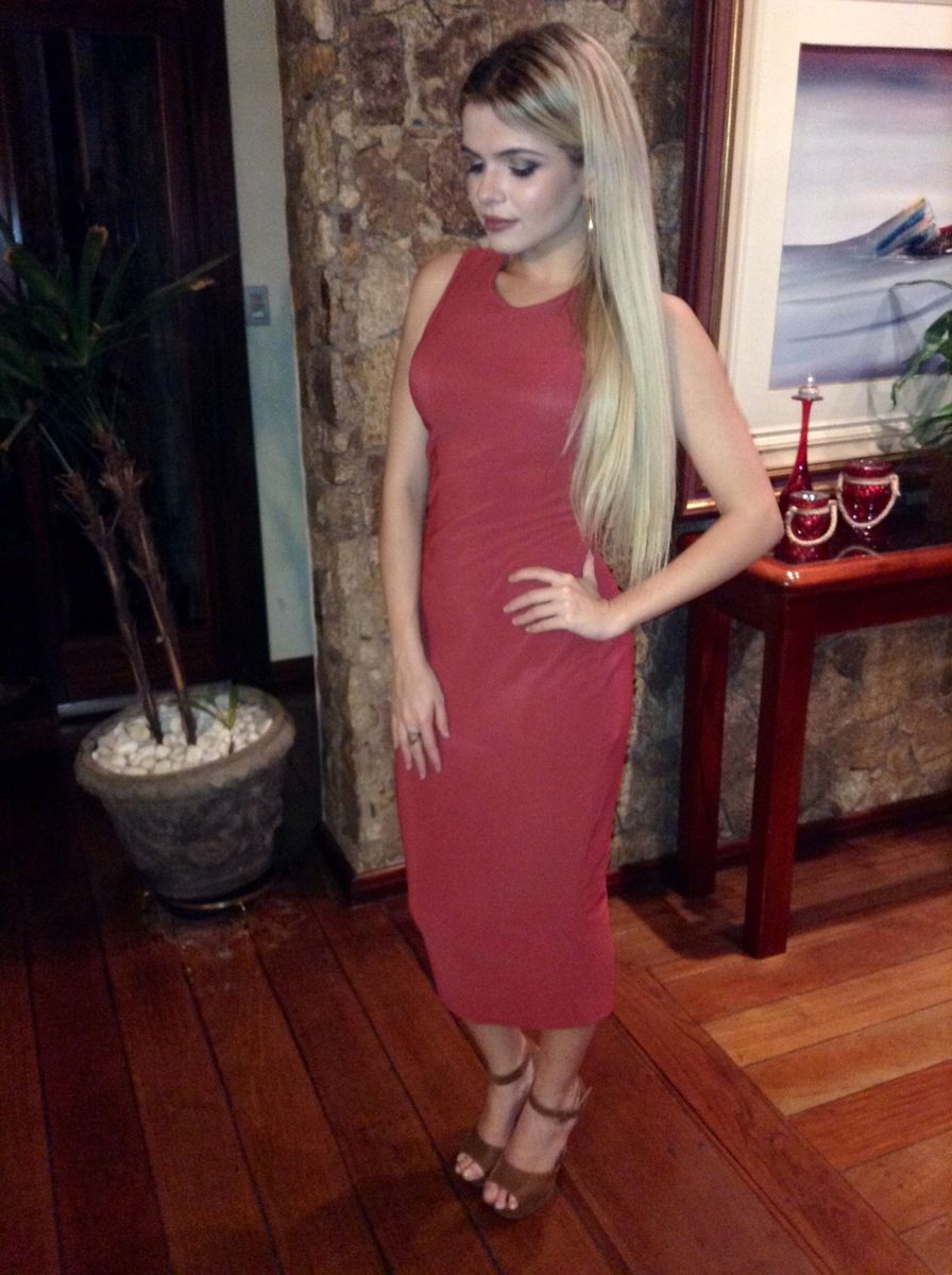 vestido midi com fenda atras