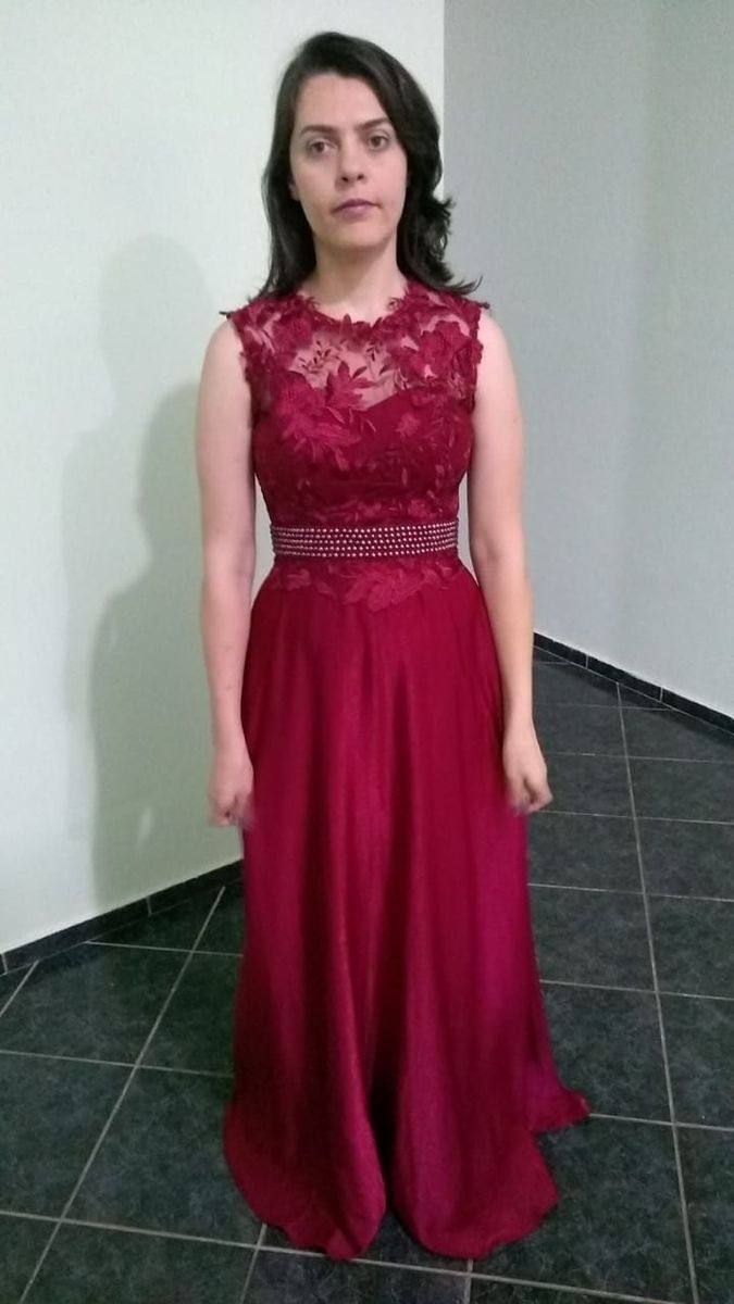 vestido com a cor marsala