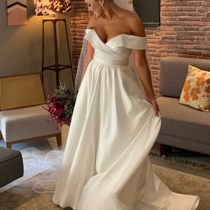 Vestido Noiva Cetim Decote Princesa com Véu Blessed Ateliê Usado