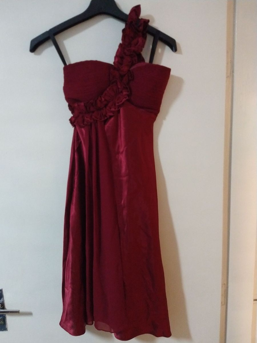 vestido de festa na cor vinho