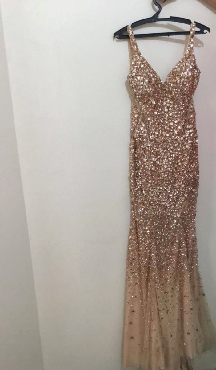 vestido dourado com pedraria