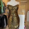 vestido peetê dourado - tubinho 