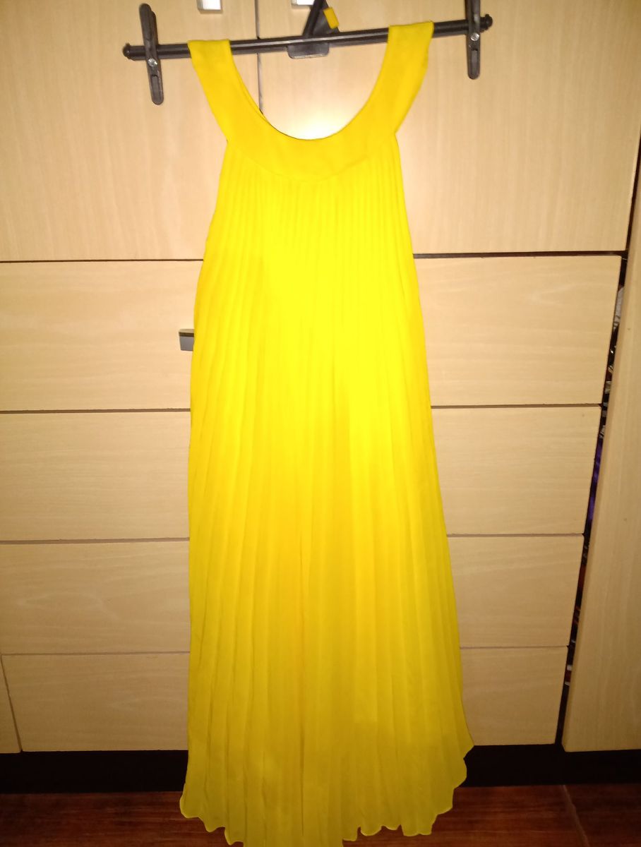 vestido plissado amarelo