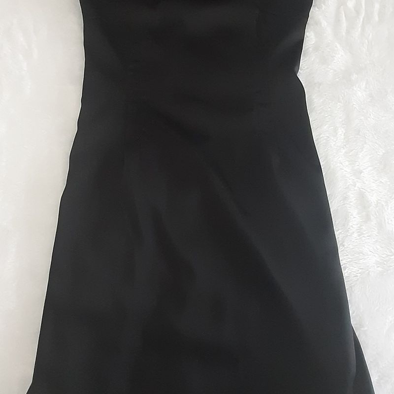 Vestido preto best sale caido no ombro