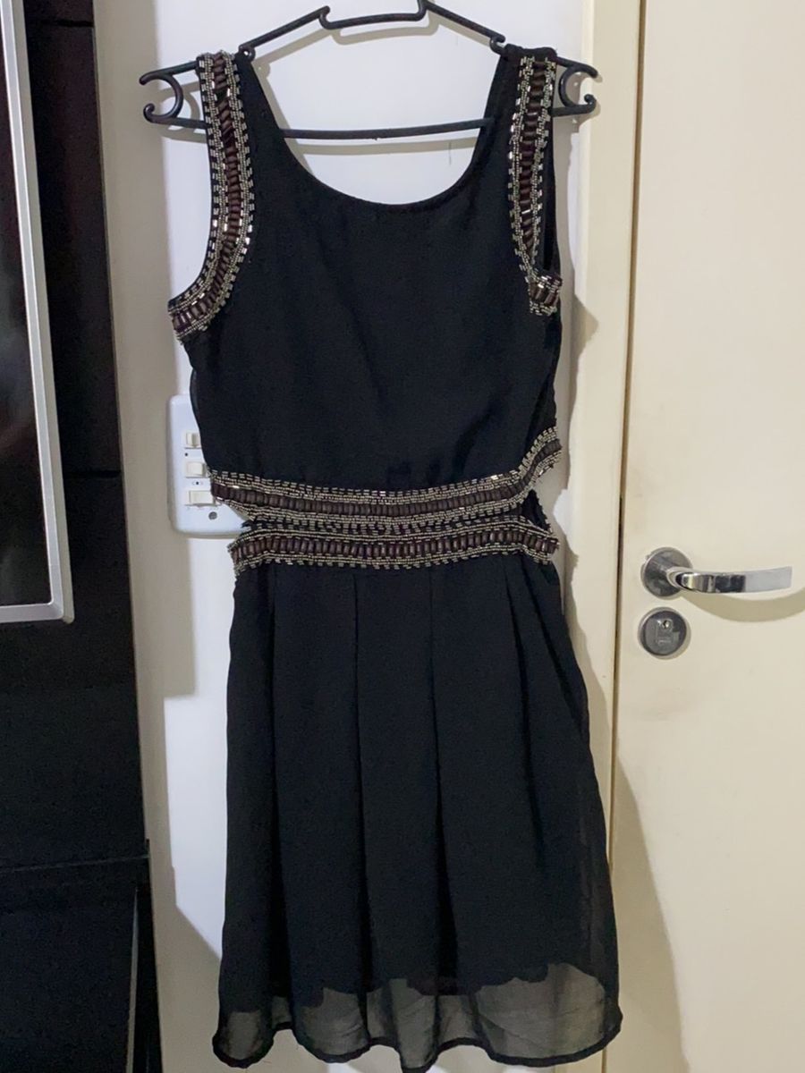 Vestido preto bordado com hot sale pedras