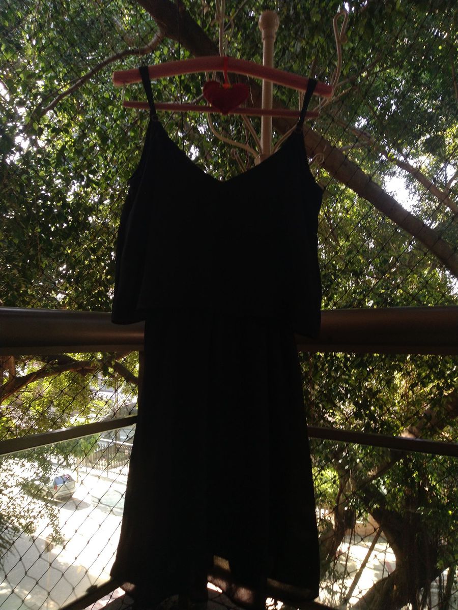 vestido com babado no peito