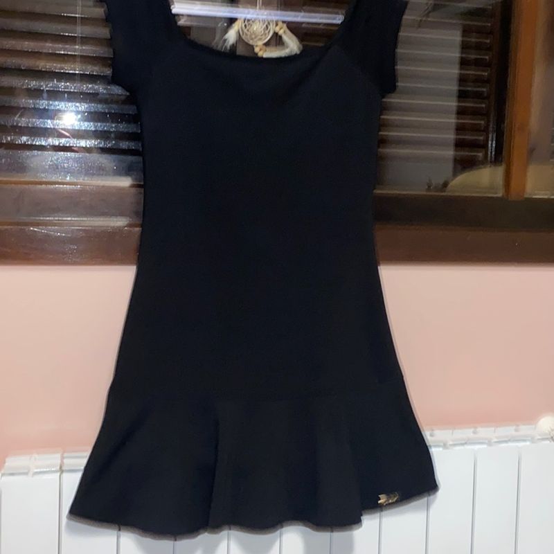 Vestido preto com babado 2024 embaixo