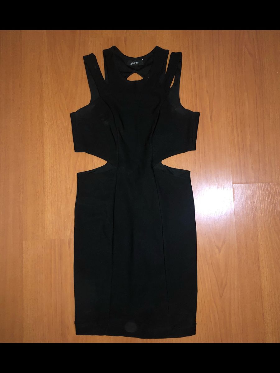 vestido preto com abertura lateral