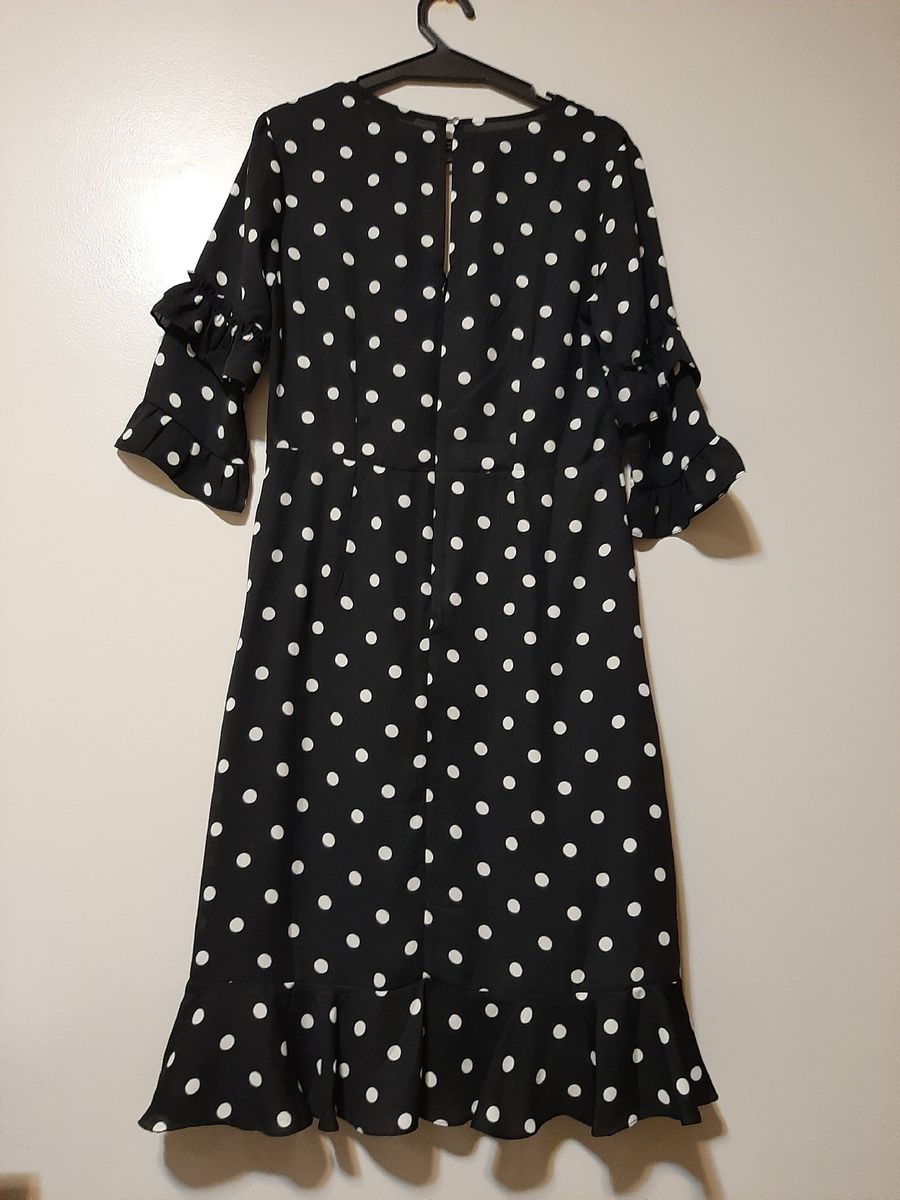 vestido preto de bolinhas