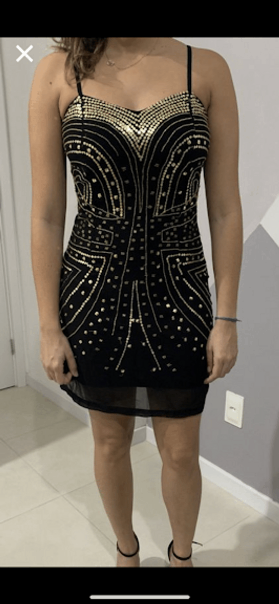 vestido preto com bordado dourado