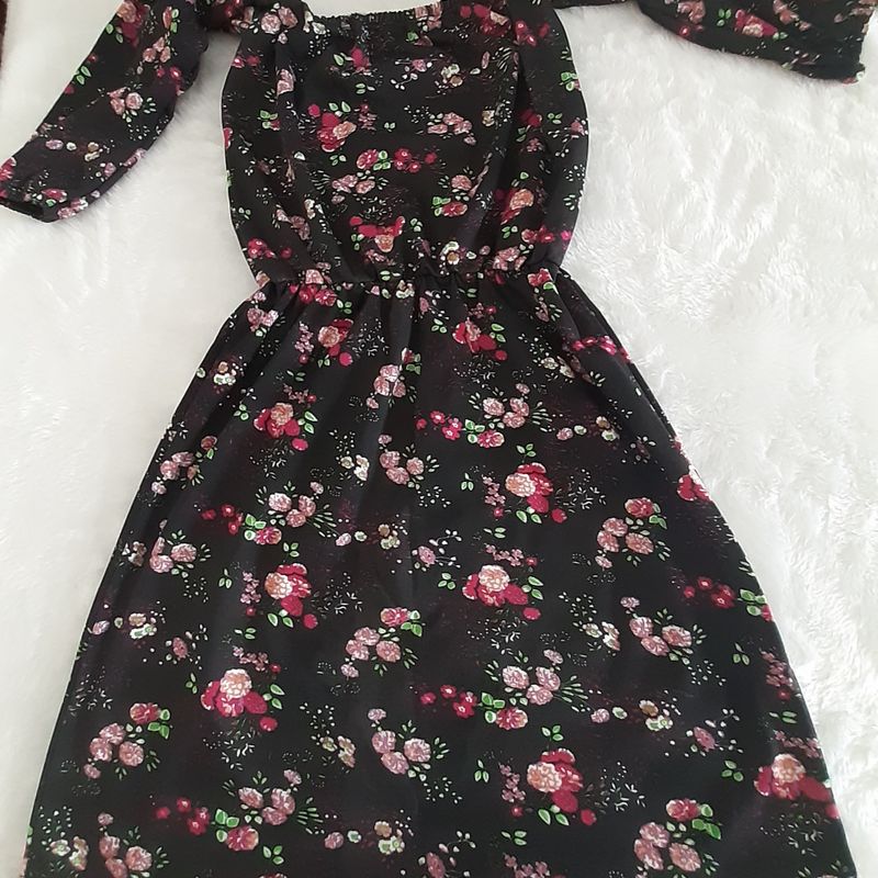 Vestido preto com hot sale estampa de flores