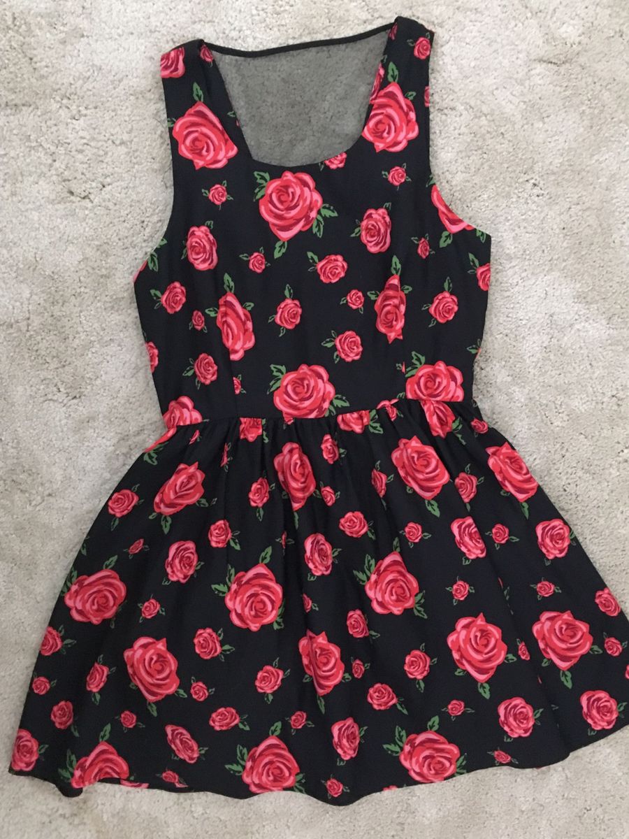 vestido preto com flores vermelhas