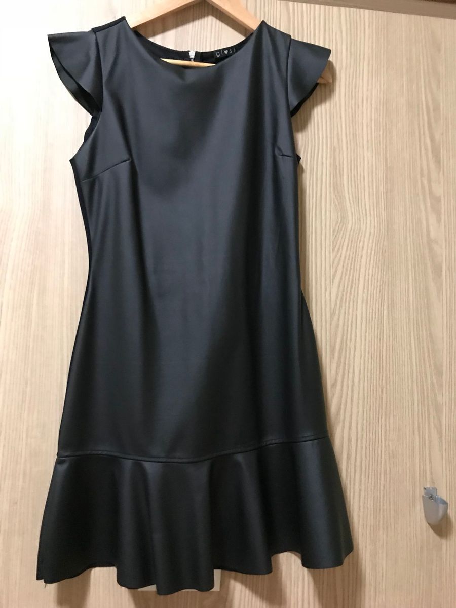 vestido preto com babado na barra