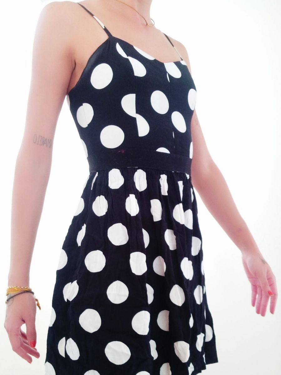 vestido preto com bola branca