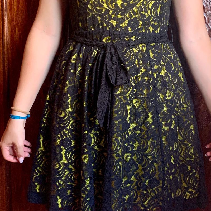 Vestido amarelo com cheap renda preta