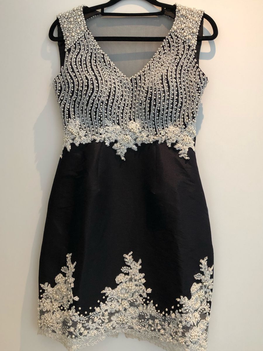 vestido preto com perolas