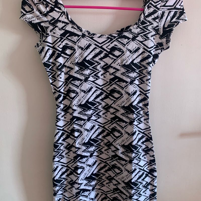 Vestido preto store e branco colado