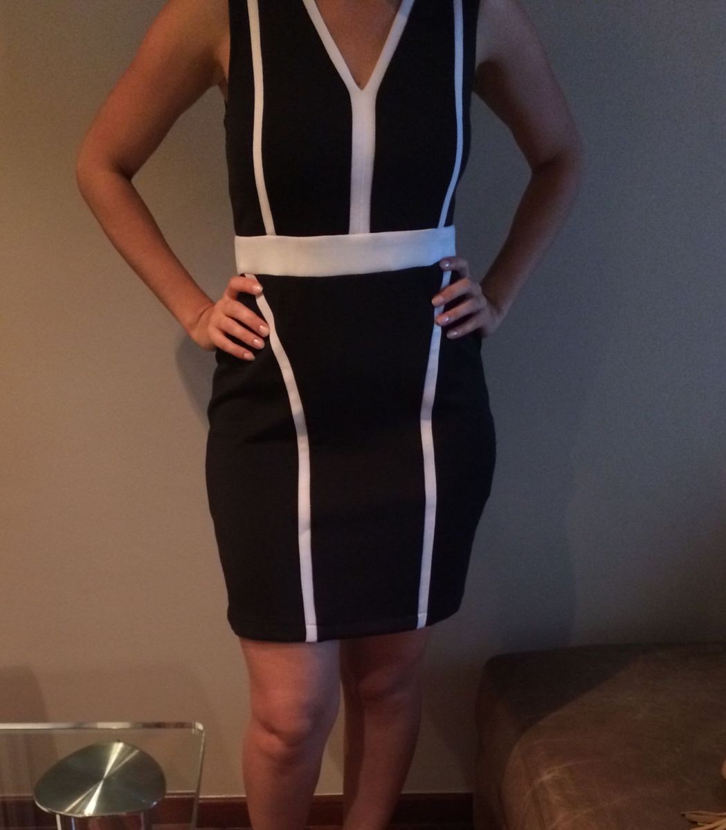 vestido preto com branco curto