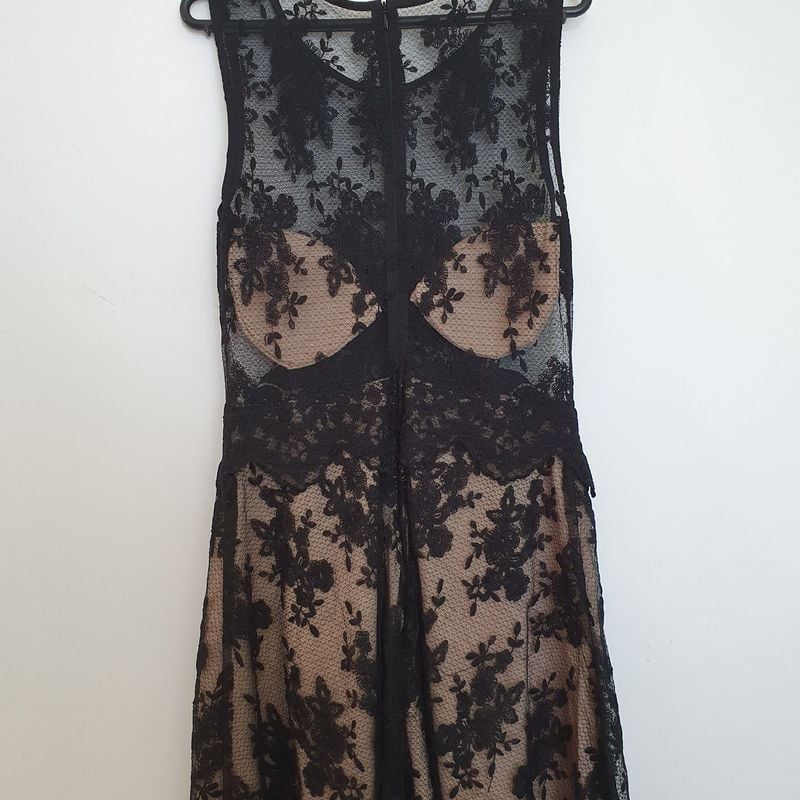 Vestido renda preto hot sale com forro bege