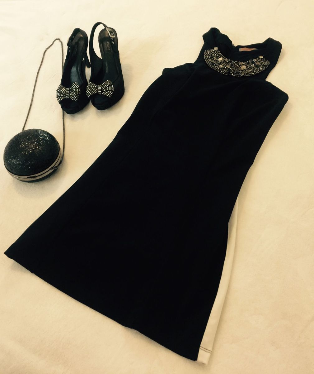 vestido preto com faixa branca lateral