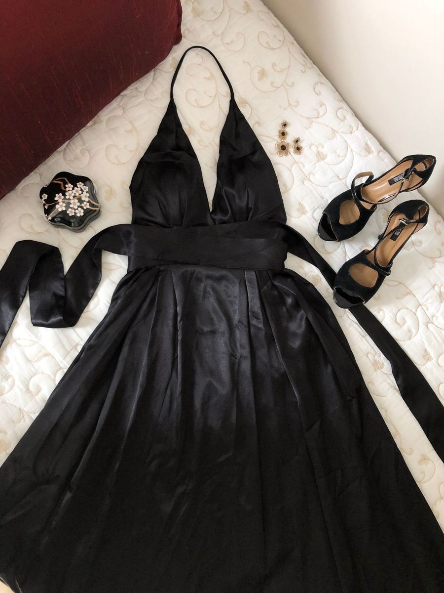 vestido preto de cetim