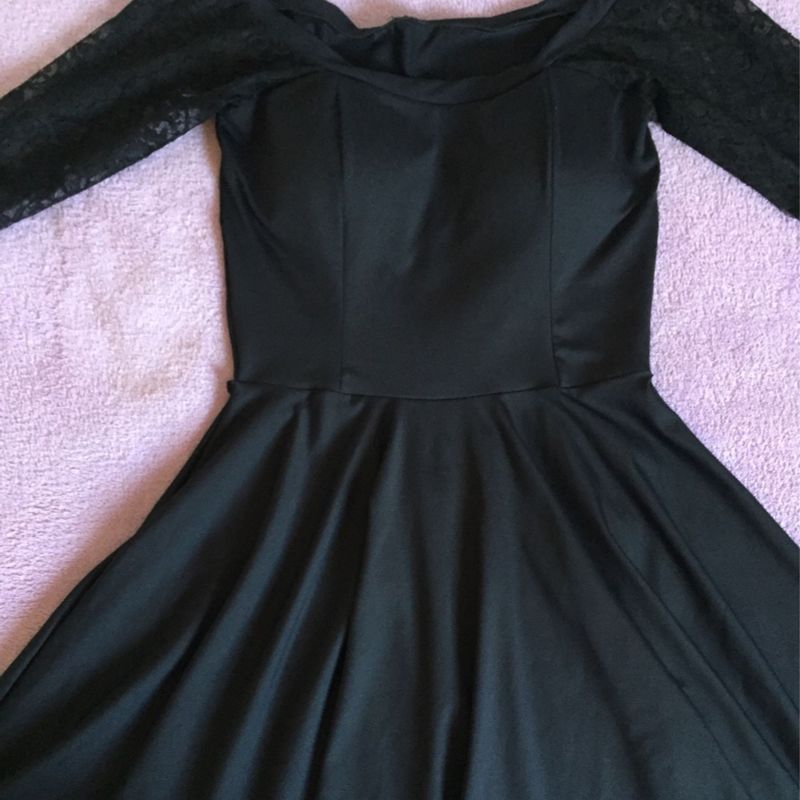 Vestido preto de hot sale renda manga flare