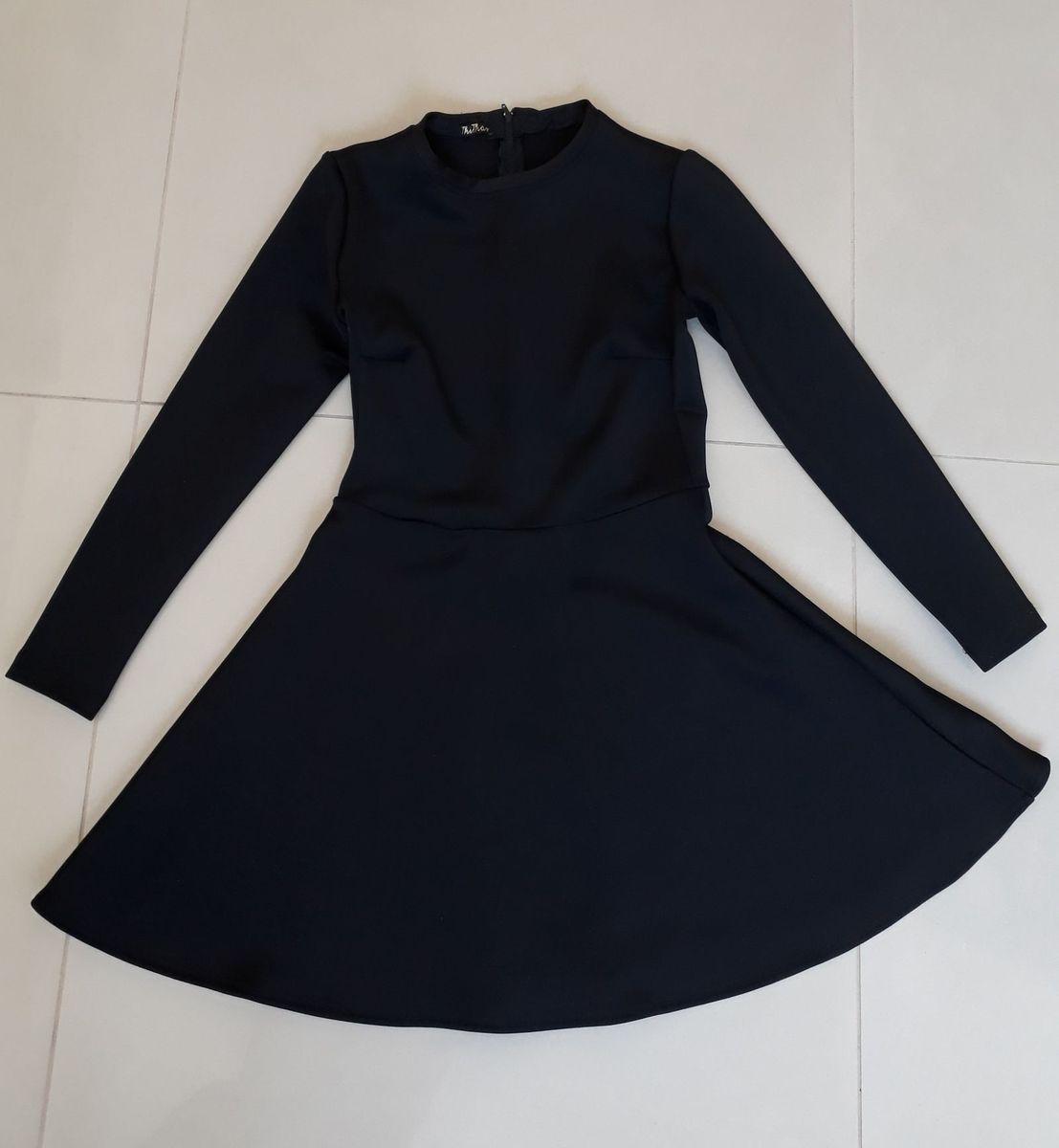vestido preto acinturado e rodado