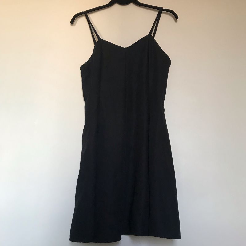 Vestido preto best sale rodado de alcinha