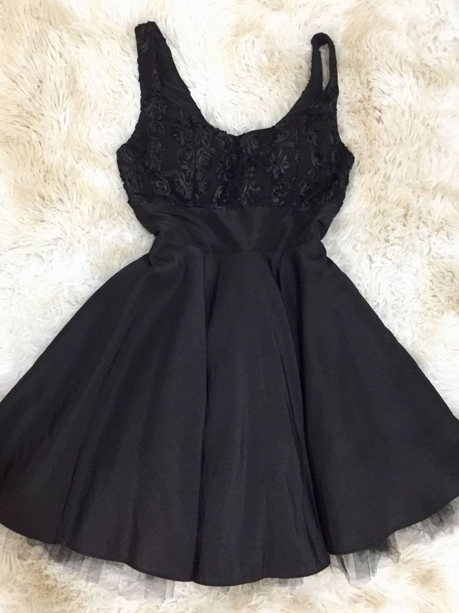 vestido preto rodado com tule