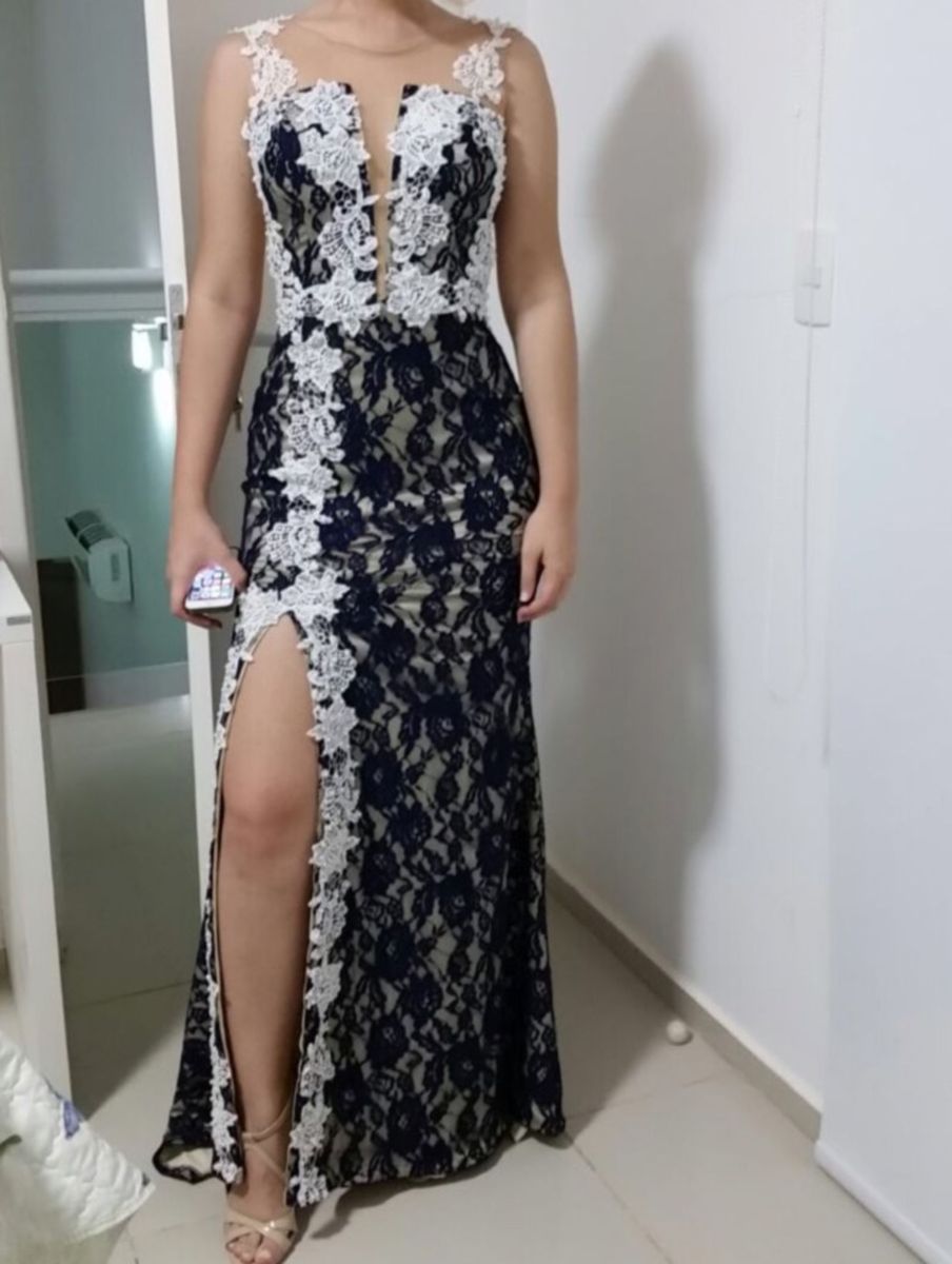 vestido de renda com fenda na frente