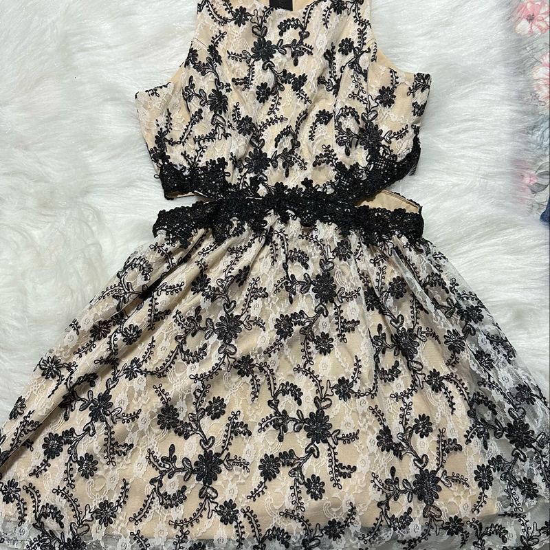Vestido bege best sale com renda preta