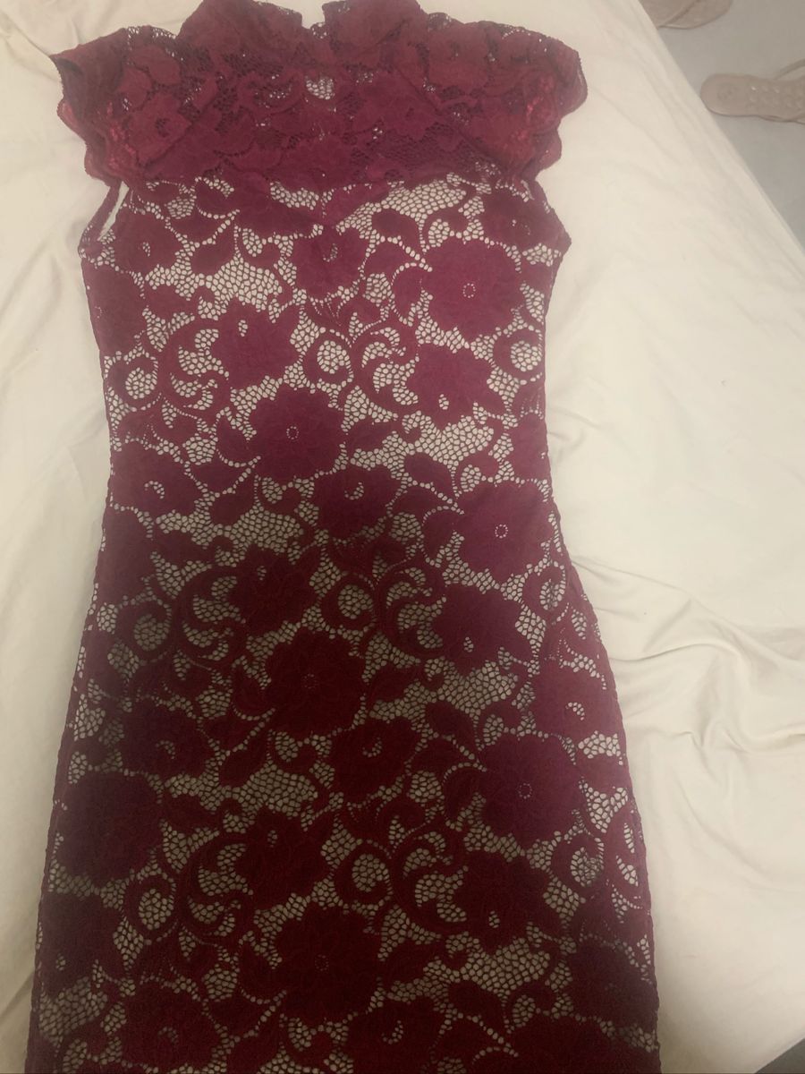 vestido vinho com renda preta