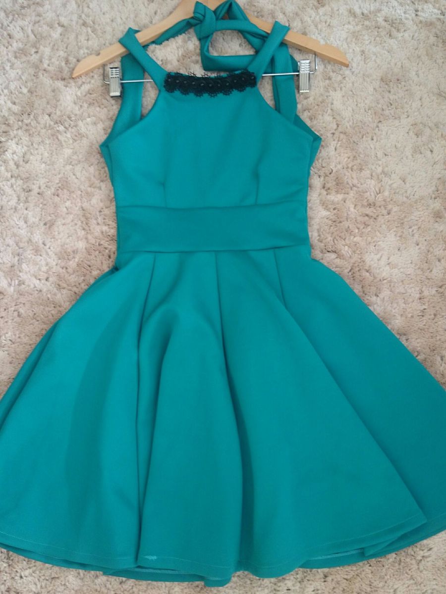 roupa azul turquesa