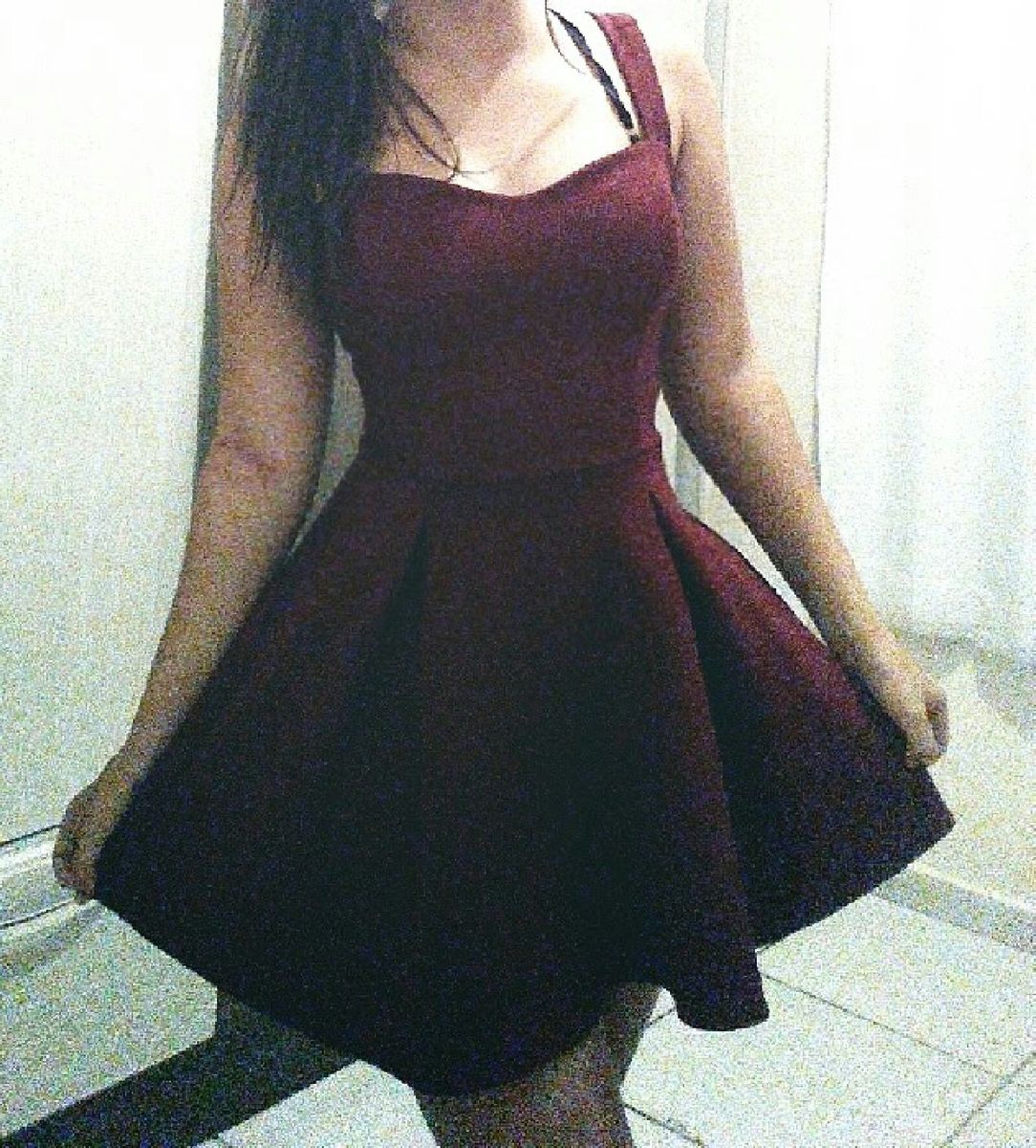 vestido rodado cor vinho