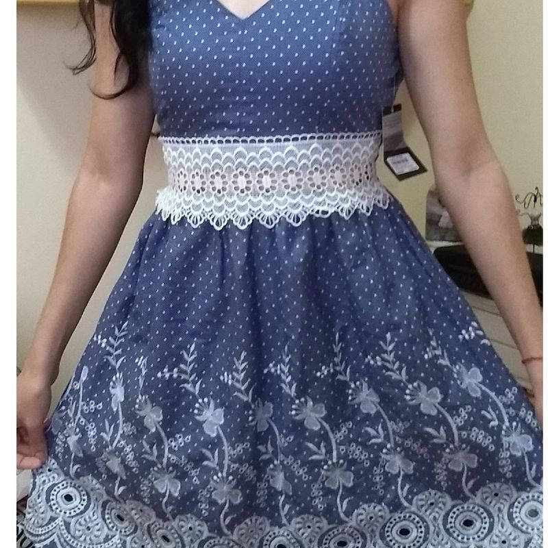 Vestido com store renda na cintura