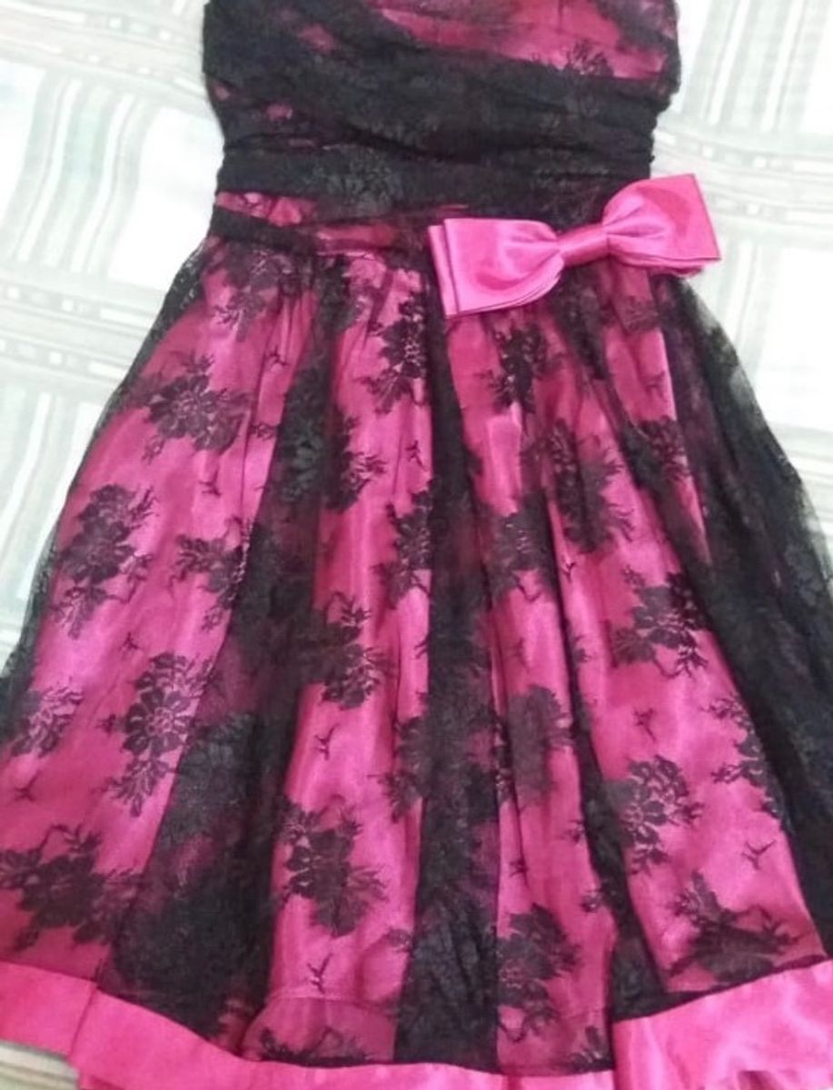 vestido rosa com detalhe preto