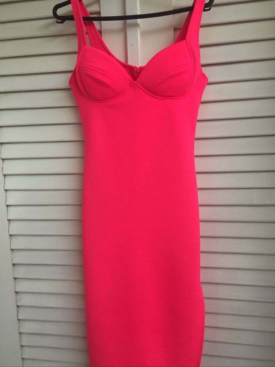 vestido rosa neon