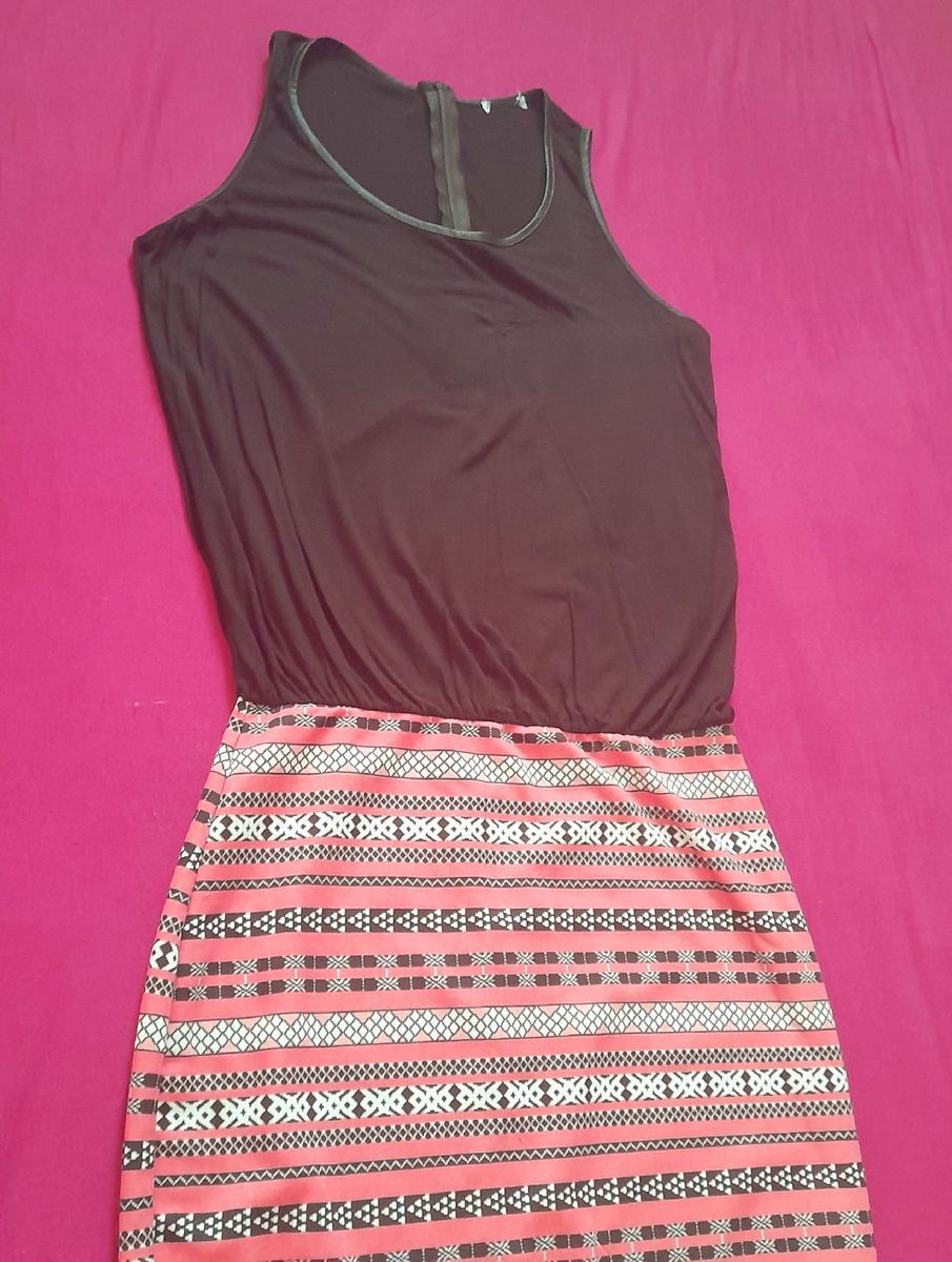 Vestido com saia justa e store blusa larga