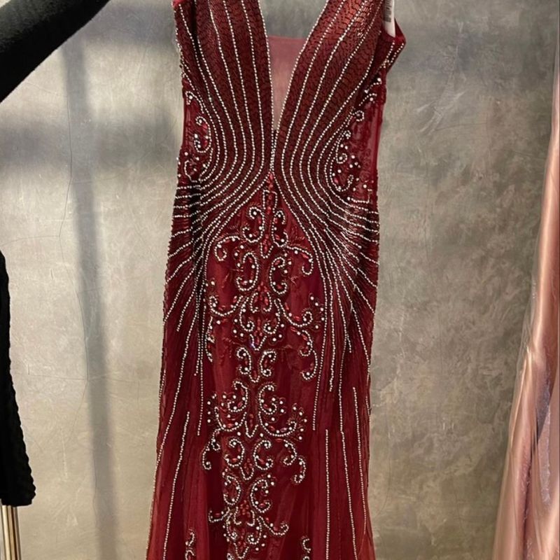 Vestido Sereia Desenha O Corpo em Pedraria Longo Na Cor Marsala