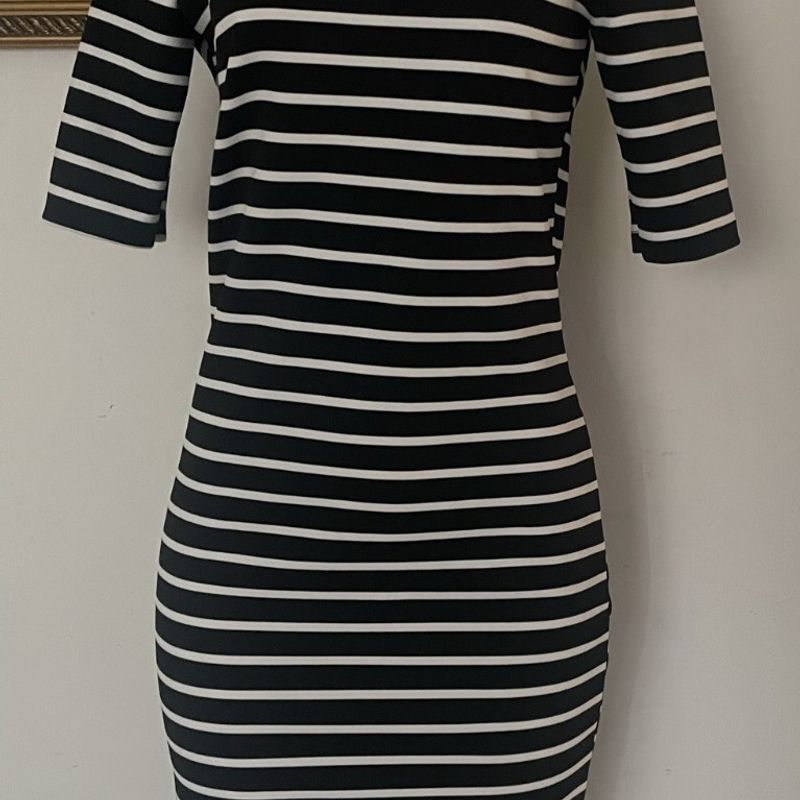 Vestido tubinho preto e best sale branco listrado