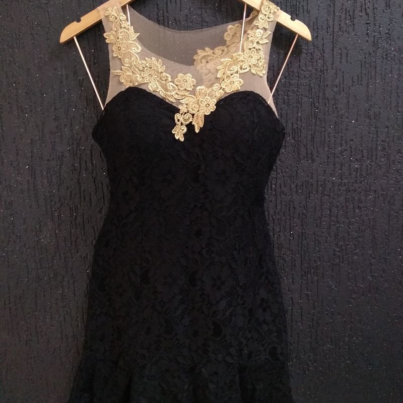 Vestido de renda preto com hot sale forro dourado