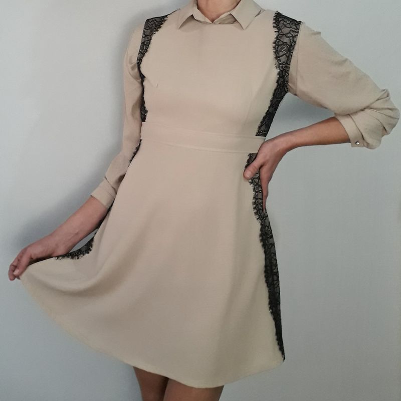 Vestido tubinho bege com 2024 renda