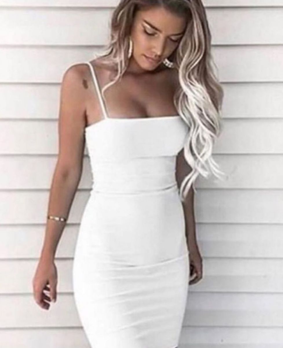 vestido branco colado no corpo