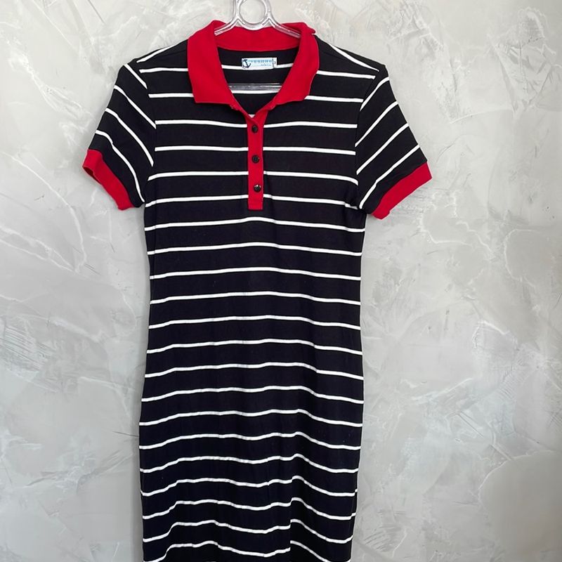 Vestido Tubinho de Malha Listrada em Preto e Branco com Gola Polo