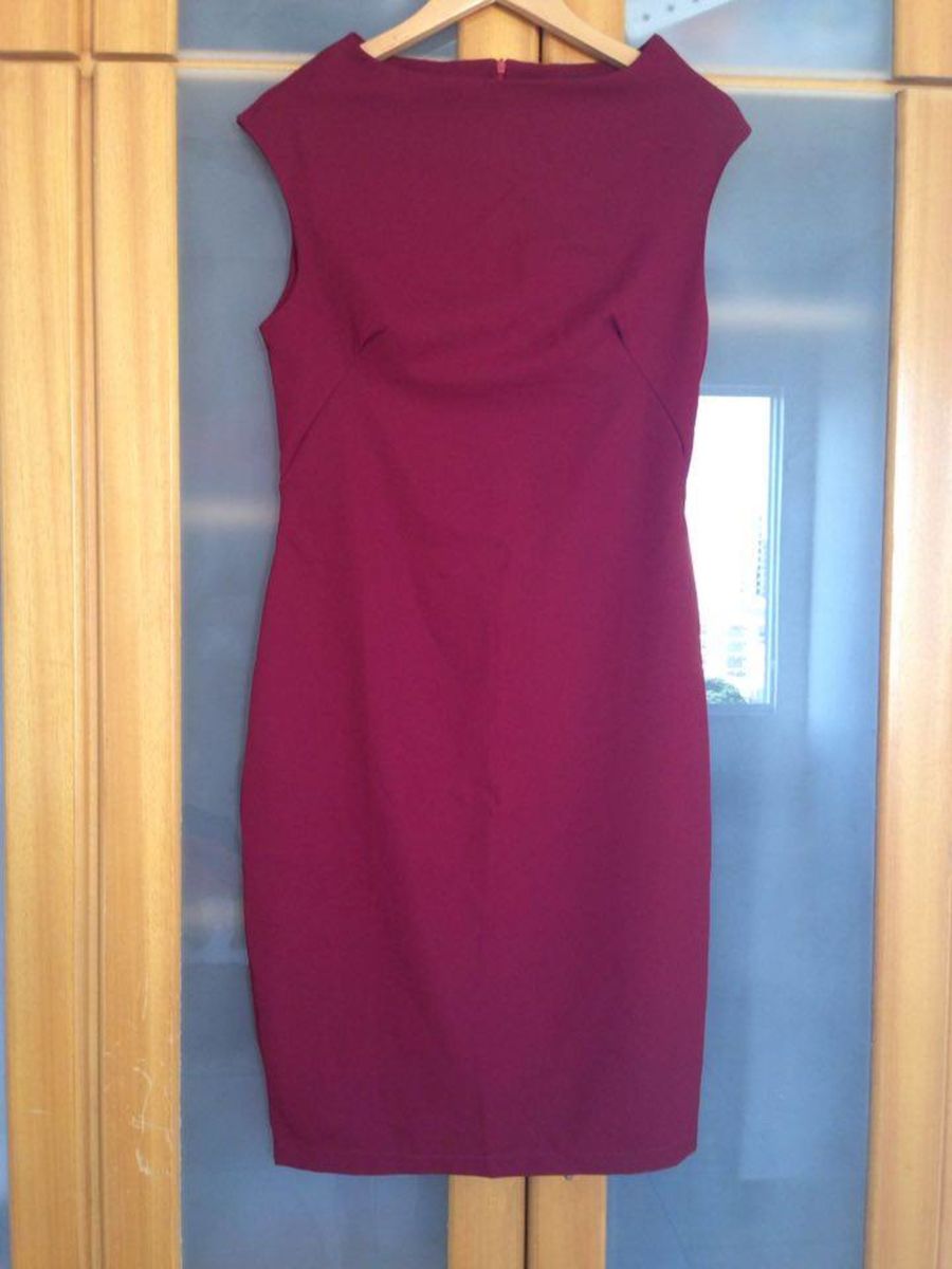 vestido tubinho marsala